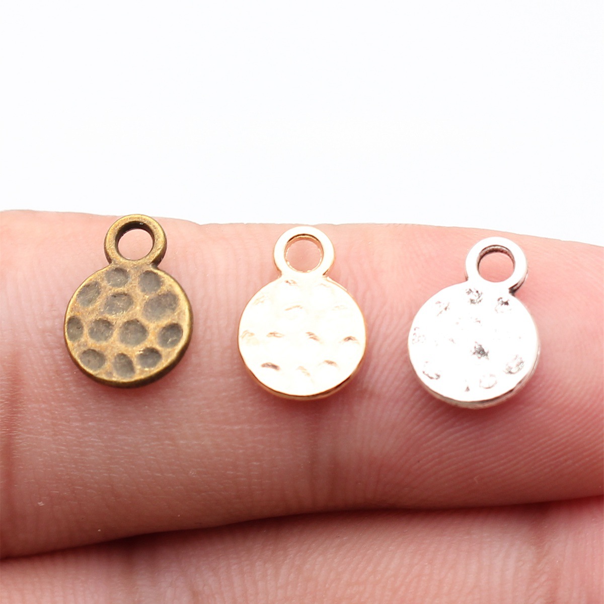 WYSIWYG 40個 11x8mm 3色 アンティークブロ - Jewelry Making Hammer のレビューと価格
