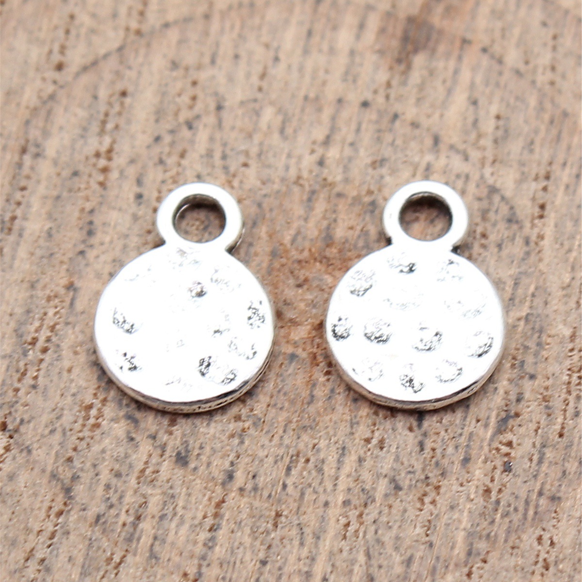 WYSIWYG 40個 11x8mm 3色 アンティークブロ - Jewelry Making Hammer のレビューと価格